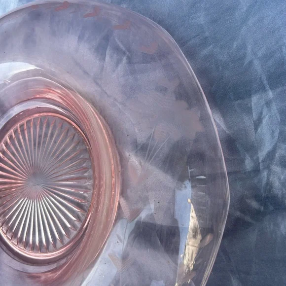 Pink depression etched vintage butterfly dish - Picture 2 of 4